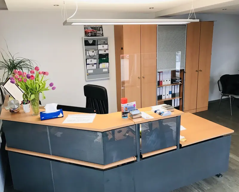 Empfang und Büro der Werkstatt mit Theke